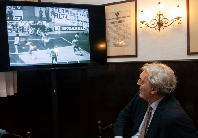 Dino Meneghin osserva una sua azione a canestro